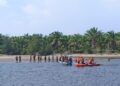 Remaja Hanyut di Laut Pessel, Tiga Ditemukan Meninggal 6 Remaja hanyut berenang di Muara Pantai Sambungo, Kecamatan Silaut, Kabupaten Pessel ditemukan meninggal. (Foto: Dok. Basarnas)