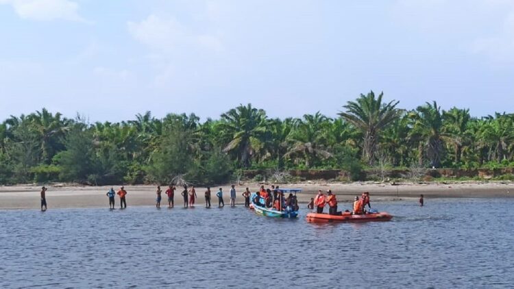 Remaja Hanyut di Laut Pessel, Tiga Ditemukan Meninggal 1 Remaja hanyut berenang di Muara Pantai Sambungo, Kecamatan Silaut, Kabupaten Pessel ditemukan meninggal. (Foto: Dok. Basarnas)