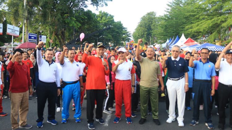 Suasanan gerak jalan santai Hari Bhayangkara ke-77 di Mapolda Sumbar, Minggu pagi. (dok. Bid Humas)
