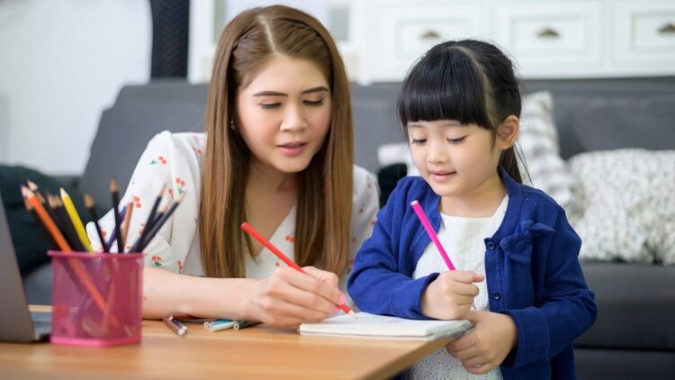 Simak! Ini Perbedaan antara Homeschooling dan Sekolah Biasa 1 ilustrasi homeschooling. (dok. Asian Parents)