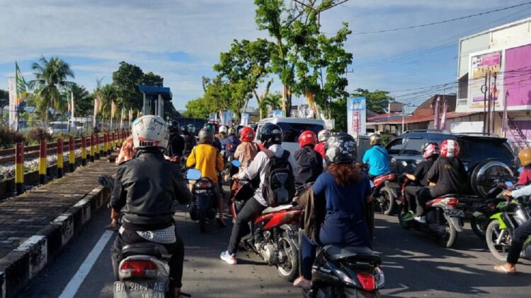 Macet Parah di Jalan Hamka Gegara Pembukaan Penas Tani, Pengendara Kesal 1 Macet di Jalan Hamka karena iven Penas Tani. (dok. Radarsumbar.com)