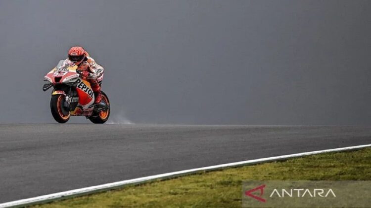 Pebalap Tim Honda Marc Marquez dalam sesi latihan pertama GP MotoGP Portugal di Algarve International Circuit di Portimao (22/4/2022). (ANTARA/AFP/Patricia de Melo Moreira/aa.)