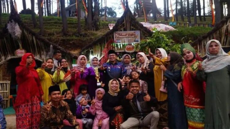 Perputaran Uang selama Festival Sumpah Sati Bukik Marapalam Capai Rp1,7 Miliar 1 Bupati Tanahdatar Eka Putra foto bersama masyarakat di Festival Sumpah Sati Bukik Marapalam (Antara/Etri Saputra)