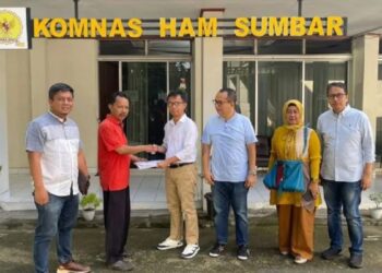 Komisi Nasional Hak Asasi Manusia (Komnas HAM) Perwakilan Sumatera Barat menerima aduan dari Komunitas Pedagang Pasar Raya Padang terkait kebijakan Walikota Padang yang mengatur jadwal berjualan di Padang, Rabu, (14/6/2023). (ANTARA/HO-Humas Komnas HAM)