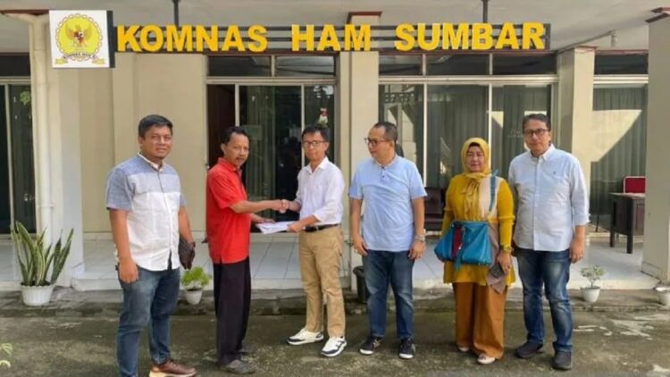 Komnas HAM Terima Aduan Pedagang terkait Kebijakan Wali Kota Padang 1 Komisi Nasional Hak Asasi Manusia (Komnas HAM) Perwakilan Sumatera Barat menerima aduan dari Komunitas Pedagang Pasar Raya Padang terkait kebijakan Walikota Padang yang mengatur jadwal berjualan di Padang, Rabu, (14/6/2023). (ANTARA/HO-Humas Komnas HAM)