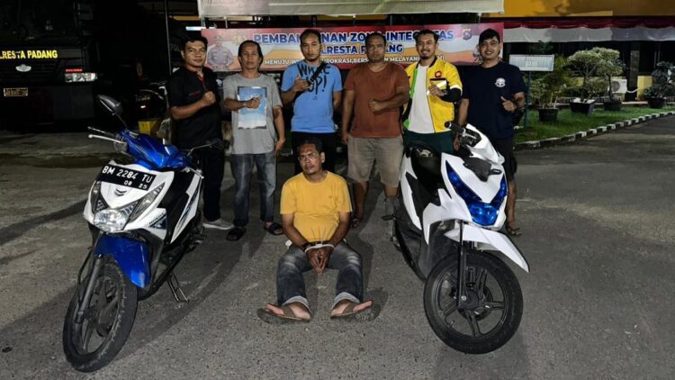 Nyamar Jadi Pembeli, Tim Klewang Ciduk Pelaku Curanmor di Padang 1 Pelaku curanmor diciduk Tim Klewang di Padang. (dok. Tim Klewang)