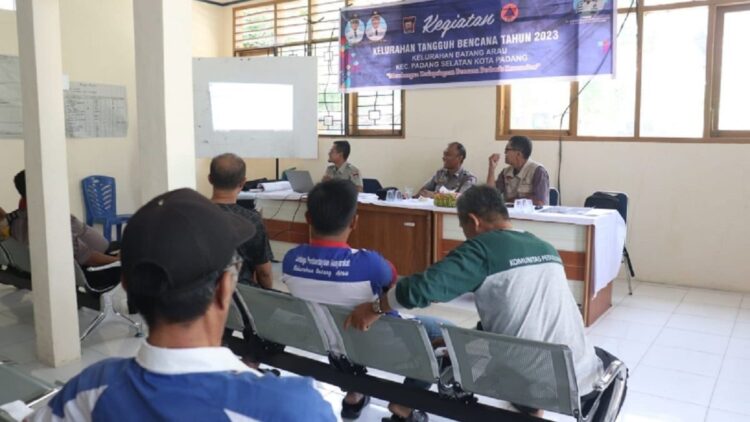 BPBD Kota Padang Bentuk Kelurahan Tangguh Bencana 1 Pemberian materi Keltana kepada masyarakat di Kelurahan Batang Arau. (dok. BPBD Padang)