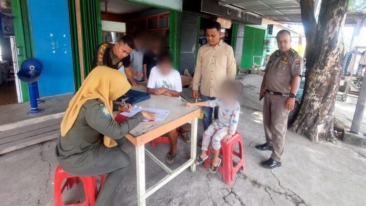 Bakar Pohon Pelindung, Seorang Warga di Padang Diproses Tipiring 1 Pemilik usaha galon di Padang terkena tipiring karena bakar pohon pelindung. (dok. Satpol PP Padang)
