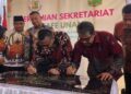 Penandatangan prasasti peresmian Sekretariat IKAFE Unand oleh Rektor Prof. Yuliandri. (dok. isitmewa)