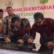 Penandatangan prasasti peresmian Sekretariat IKAFE Unand oleh Rektor Prof. Yuliandri. (dok. isitmewa)