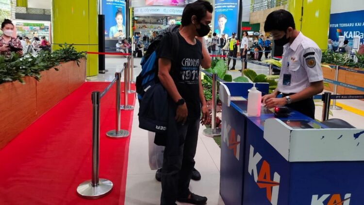 Pengecekan tiket penumpang kereta api. (Dok. Infopublik)