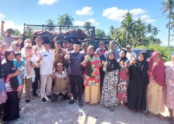 Penyerahan sapi kurban bantuan Prabowo. (dok. Tim AR)