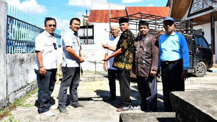 Penyerahan sapi kurban kepada warga di sekitar PT Semen Padang. (dok. Humas)