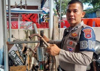 Pakai Knalpot Racing, Kendaraan Roda Dua Didenda Rp250 Ribu 8 Personil Unit BM Satlantas Polresta Padang memperlihatkan knalpot racing yang diamankan dari pelanggar lalu lintas di Padang. (Dok. Istimewa)