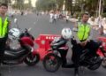 Personil jajaran Satlantas Polresta Padang menutup arus yang menuju ke kantor Gubernmr Sumbar karena pelaksanaan salat Ied. (dok. Radarsumbar.com)