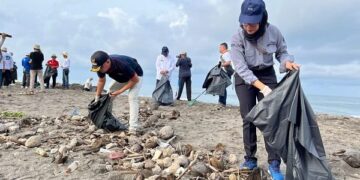 Aksi bersih Pantai Tiram. (Foto: Dok. Pertamina)