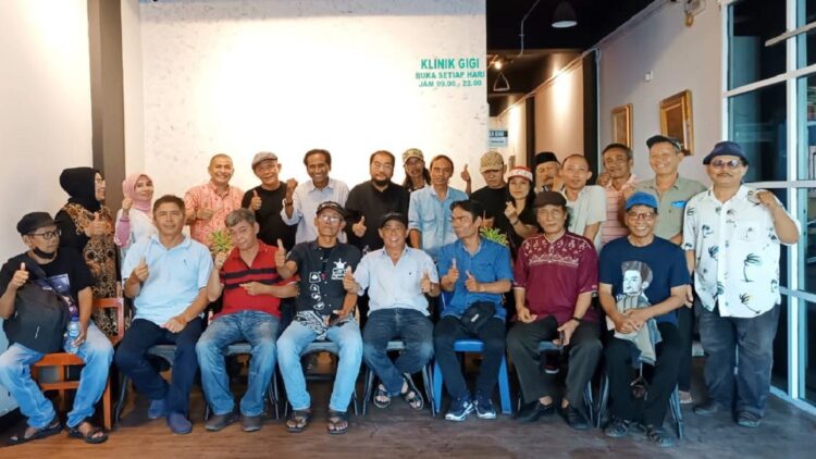 Pertemuan Leonardy Harmaini dan para seniman serta sastrawan. (dok. istimewa)