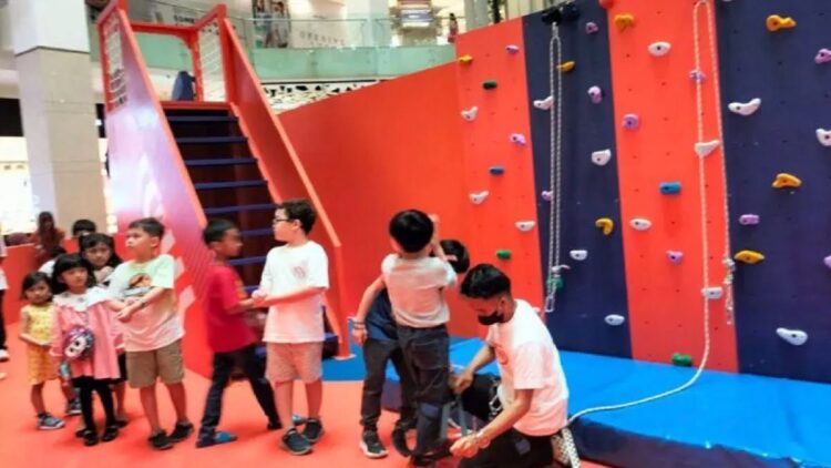 Psikolog: Memanjat dan Melompat Bermanfaat untuk Tumbuh Kembang Anak 1 Anak-anak sedang bersiap bermain di arena bermain NERF Challenge di Mal Gandaria City, Jakarta Selatan, pada Jumat (16/6.2023) (ANTARA/Suci Nurhaliza)