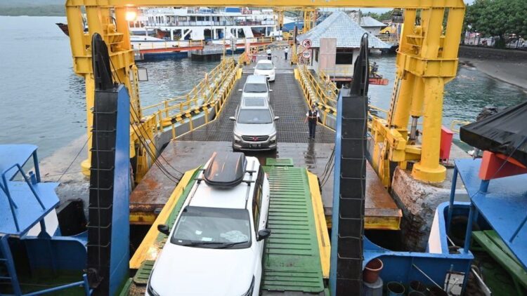 ASDP Kembangkan Dermaga Moveable Bridge di Gilimanuk 1 Sejumlah kendaraan saat melewati jembatan penyeberangan ASDP. (Dok. Istimewa)