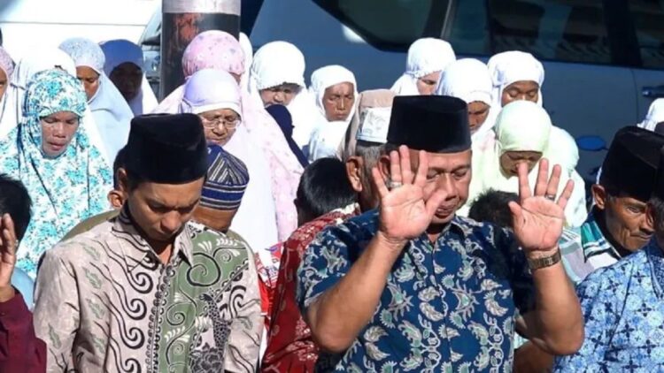 Masyarakat di Jorong Kapuak Koto Panjang, Nagari Barulak, Kecamatan Tanjung Baru, Kabupaten Tanah Datar melaksanakan shalat sunah istisqa' atau sholat minta hujan seiring terjadinya kemarau yang cukup lama di daerah itu (Antara/Etri Saputra)