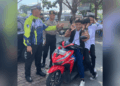 Pelajar terjaring razia karena kedapatan berbonceng tiga dan tidak menggunakan helm. (Foto: Dok. Satlantas Polresta Padang)