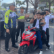 Pelajar terjaring razia karena kedapatan berbonceng tiga dan tidak menggunakan helm. (Foto: Dok. Satlantas Polresta Padang)