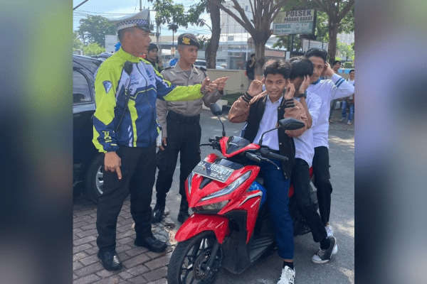 Pelajar asal Padang Bawa Motor Terjaring Razia, Polisi: Tak Hanya Tilang 1 Pelajar terjaring razia karena kedapatan berbonceng tiga dan tidak menggunakan helm. (Foto: Dok. Satlantas Polresta Padang)