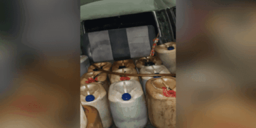 Pemuda asal Solok Ditangkap Gegara Modifikasi Tangki Mobil demi Dapatkan BBM Bersubsidi 8 Barang bukti diduga BBM yang disalahgunakan seorang pria di Tanjung Bingkung. (Foto: Dok. Polres Solok)