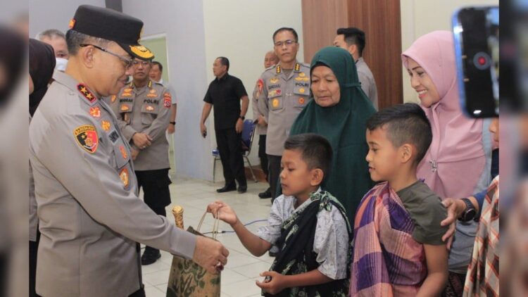 Hari Bhayangkara ke-77, Polda Sumbar Gelar Sunatan Massal Gratis 1 Sunatan massal Hari Bhayangkara ke-77 yang digelar Polda Sumbar. (dok. Bidhumas)