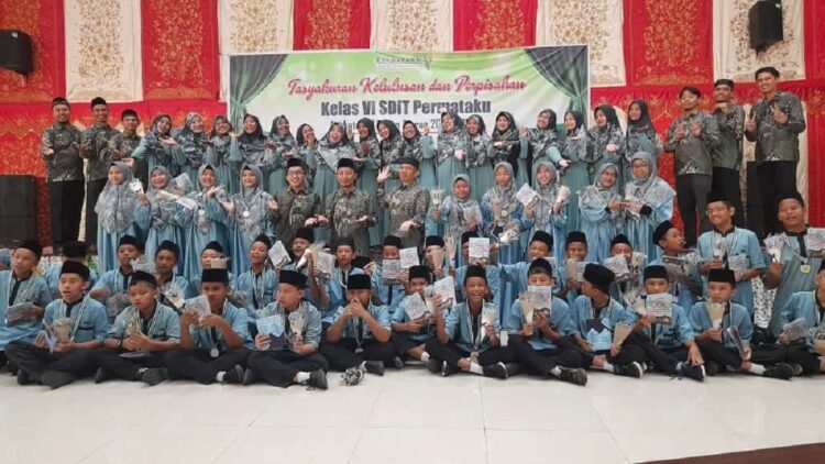 SDIT Permataku Adakan Tasyakuran Kelulusan dan Perpisahan 1 Sekolah Dasar Islam Terpadu (SDIT) Permataku menyelenggarakan tasyakuran kelulusan dan perpisahan angkatan VI di Aula Balai Kota Padang, Aia Pacah, Kototangah, Padang. (dok. istimewa)