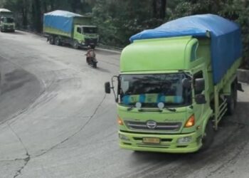 Truk ODOL melintas di penurunan Panorama 1 yang kerap membuat pengendara lain cemas. (Dok. Radarsumbar.com)