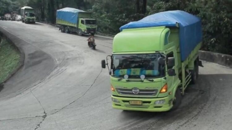 Truk ODOL melintas di penurunan Panorama 1 yang kerap membuat pengendara lain cemas. (Dok. Radarsumbar.com)