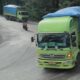 Truk ODOL melintas di penurunan Panorama 1 yang kerap membuat pengendara lain cemas. (Dok. Radarsumbar.com)