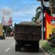 Truk pasir tak berterpal ganggu pengguna jalan, seperti yang terlihat di perbatasan Kota Padang dan Kabupaten Padang Pariaman ini. (Dok. Radarsumbar.com)