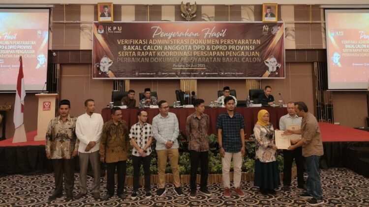 KPU Sumbar Serahkan Hasil Verifikasi Persyaratan Bacaleg 2024 1 Verifikasi dokumen bacalon legislatif diserahkan KPU Sumbar. (dok. Istimewa)