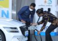 Presiden Joko Widodo mengisi daya mobil listrik saat peresmian Stasiun Pengisian Kendaraan Listrik Umum (SPKLU) Ultra Fast Charging di Central Parking Nusa Dua, Badung, Bali, 25 Maret 2022. ANTARA FOTO/Fikri Yusuf