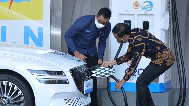 Mau Beli Kendaraan Listrik? Perhatikan Lima Hal Ini 1 Presiden Joko Widodo mengisi daya mobil listrik saat peresmian Stasiun Pengisian Kendaraan Listrik Umum (SPKLU) Ultra Fast Charging di Central Parking Nusa Dua, Badung, Bali, 25 Maret 2022. ANTARA FOTO/Fikri Yusuf