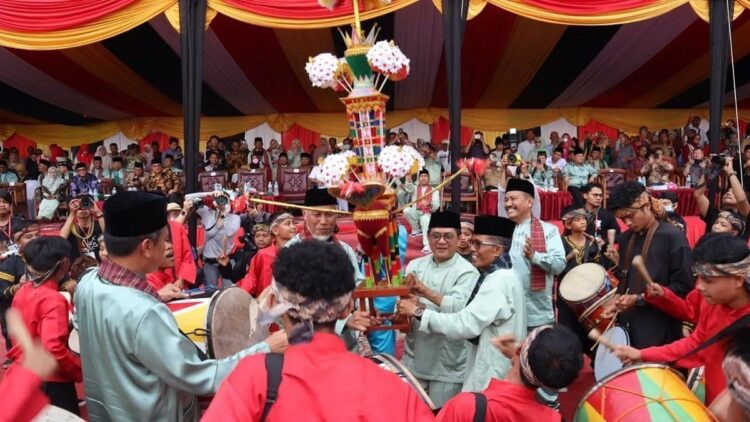 Anggota Komisi VIII DPR John Kenedy Azis bersama Gubernur Sumbar mengangkat miniatur Tabuik pada puncak pelaksanaan Pesona Budaya Hoyak Tabuik Piaman 2022 di Kota Pariaman, Sumatera Barat, Minggu (14/8/2022). (ANTARA/Aadiaat M.S)
