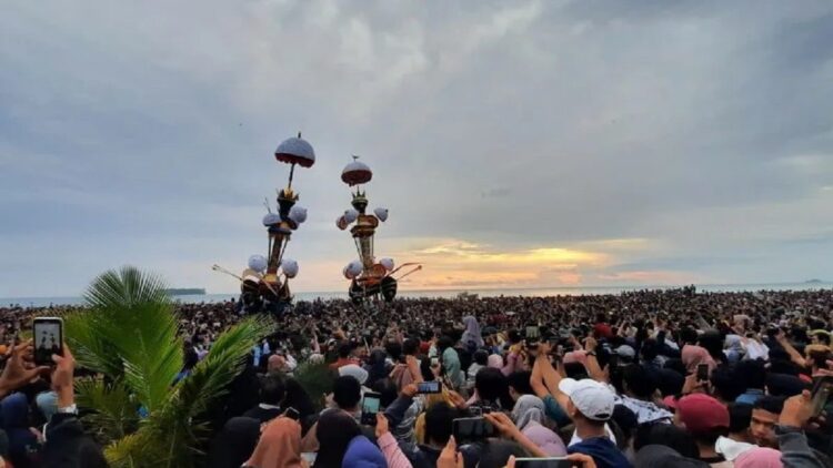 Ribuan wisatawan menyaksikan Tabuik Pasa dan Subarang dibuang ke laut pada prosesi Tabuik Dibuang Ke Laut dalam pesta budaya dan wisata Pesona Hoyak Tabuik Budaya Piaman 2022. ANTARA/Aadiaat M. S.