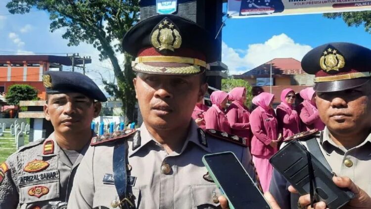 Kapolres Pariaman, Sumbar AKBP Abdul Azis (tengah). ANTARA/Aadiaat M. S.