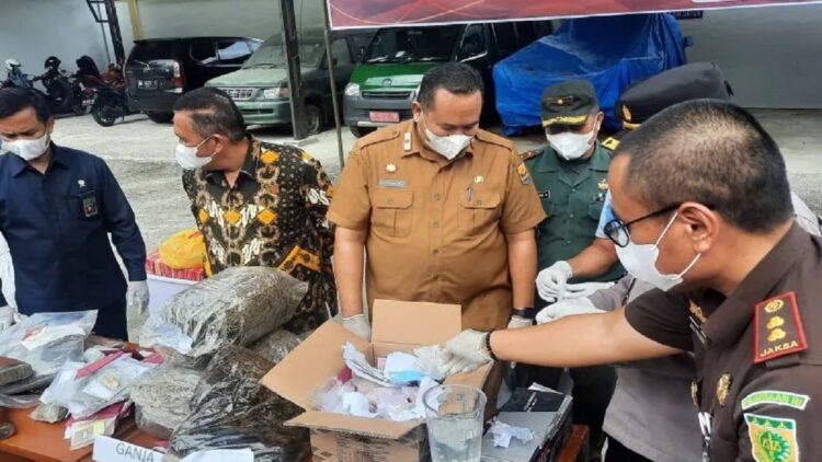Kasus Narkotika Dominasi Pemusnahan Barang Bukti di Kejari Pariaman 1 Kejari Pariaman, Sumbar melakukan pemusnahan berbagai barang bukti dari 101 perkara yang sudah inkrah yang pemusnahan itu disaksikan oleh sejumlah pemangku kepentingan di daerah itu, Senin (18/7). ANTARA/Aadiaat M. S.