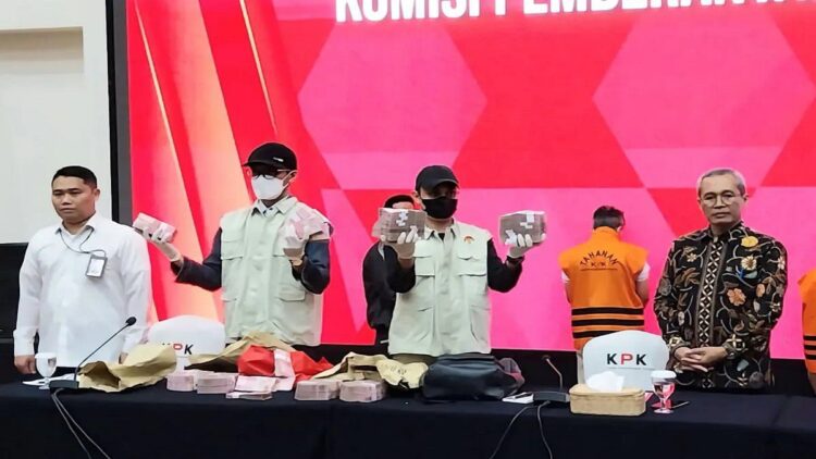 Terjerat Korupsi, KPK Sebut Kabasarnas Terima Suap Rp88,3 Miliar dari Pemenang Proyek 1 Penyidik KPK peralihatkan barang bukti uang tunai yaang disita dalam operasi tangkap tangan (OTT) terkait dugaan korupsi suap pengadaan barang di Basarnas, dalam konferensi pers di Gedung Merah Putih KPK, Jakarta Selatan, Rabu (26/7/2023). ANTARA/Fianda Sjofjan Rassat