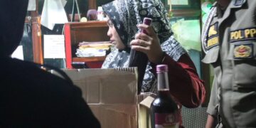 Tak Berizin, Puluhan Botol Minol Disita Satpol PP dari Tempat Karaoke di Padang 7 Tak Berizin, Puluhan Botol Minol Disita Satpol PP dari Tempat Karaoke di Padang