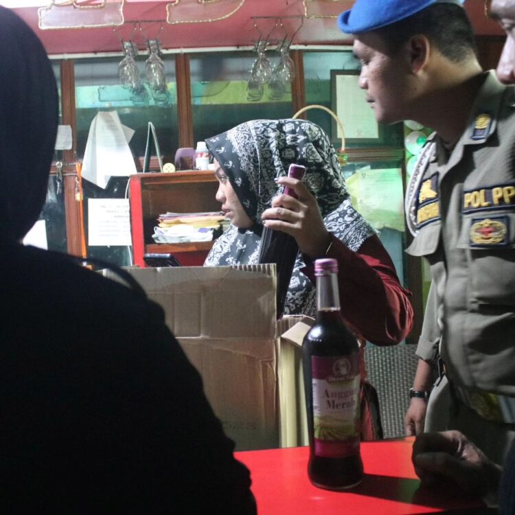 Ini beberapa minol yang berhasil disita Satpol PP dari tempat karaoke. (Foto: Dok. Istimewa)