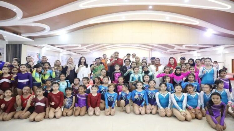 Menpora Dito Ariotedjo memberikan semangat kepada peserta Kejuaraan Indonesia Gymnastics Open 2023 di Tangerang Convention Center dan GOR Jatiuwung, Tangerang, Banten, Kamis (6/7/2023). (ANTARA/HO-Kemenpora)