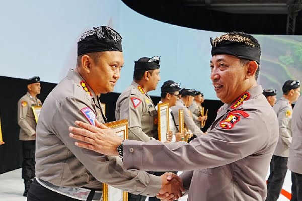 Kapolri Ganjar Ditlantas Polda Sumbar Penghargaan, Sukses Penuhi Target PNBP 1 Penghargaan Kapolri kepada Ditlantas Polda Sumbar. (Foto: Dok. Istimewa)