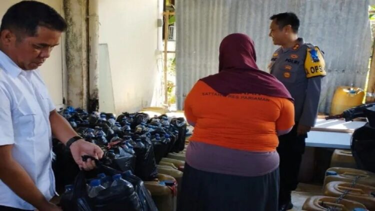 Kapolres Pariaman AKBP Abdul Azis (kanan) meninjau tempat penyimpanan barang bukti BBM oplosan saat jumpa pers di Pariaman, Rabu. (ANTARA/Istimewa)