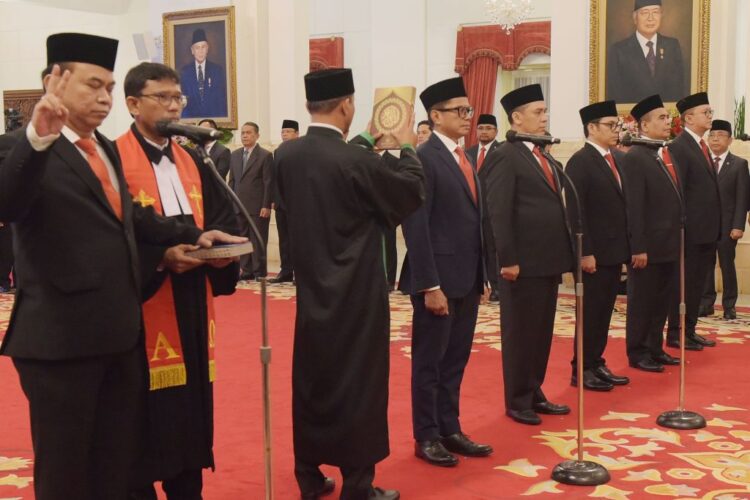 Presiden Jokowi Lantik Menteri dan Wakil Menteri Baru, Ini Daftarnya 1 Pelantikan Menkominfo dan lima wamen, di Istana Negara, Jakarta, Senin (17/07/2023). (Foto: Humas Setkab/Rahmat)