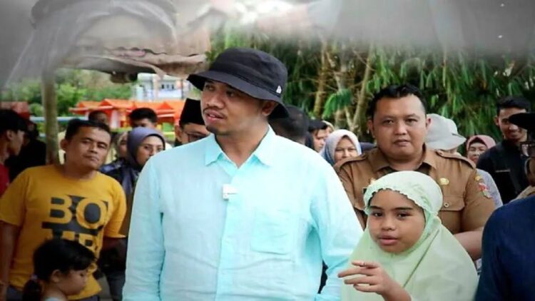 Bantu Warga Kurang Mampu, Pemko Bukittinggi Lahirkan Program "Baling Bambu" 1 Wali Kota Bukittinggi, Erman Safar didampingi Kepala Dinas Sosial Syanji Fare saat menemui warga di daerah setempat (Antara/Al Fatah)