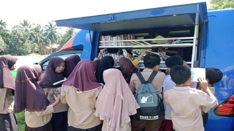 Pelajar memanfaatkan perpustakaan keliling Dinas Perpustakaan dan Kearsipan Kabupaten Dharmasraya. (Antara/dok/HO-Dinas Perpustakaan dan Kearsipan)
